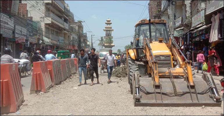 वीरगञ्जको मुख्य सडक विस्तारको काम सुरु, हटाइयो भन्सार क्षेत्रका संरचना