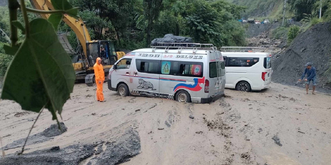 खोलाबाट लेदो आएपछि बीपी राजमार्ग अवरुद्ध, यातायात ठप्प