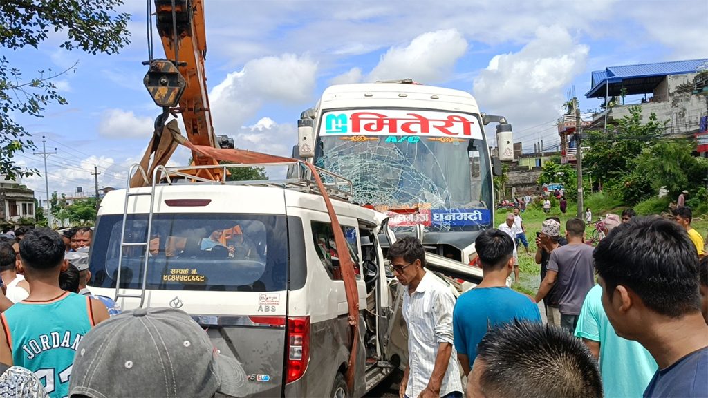 बस र माइक्रो ठोक्किँदा चितवनमा ७ जनाको मृ त्यु, २४ जना घाइते (सूचीसहित)