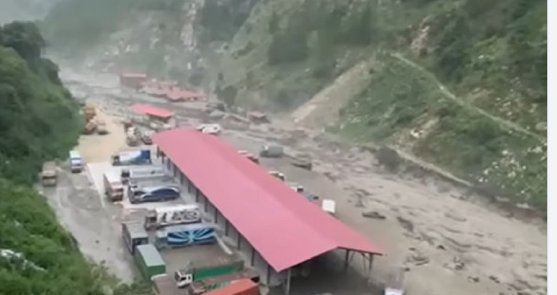 रसुवामा बाढीले नेपाल–चीन मितेरी पुल बगायो, ठूलो धनजनको क्षति भएको आशंका