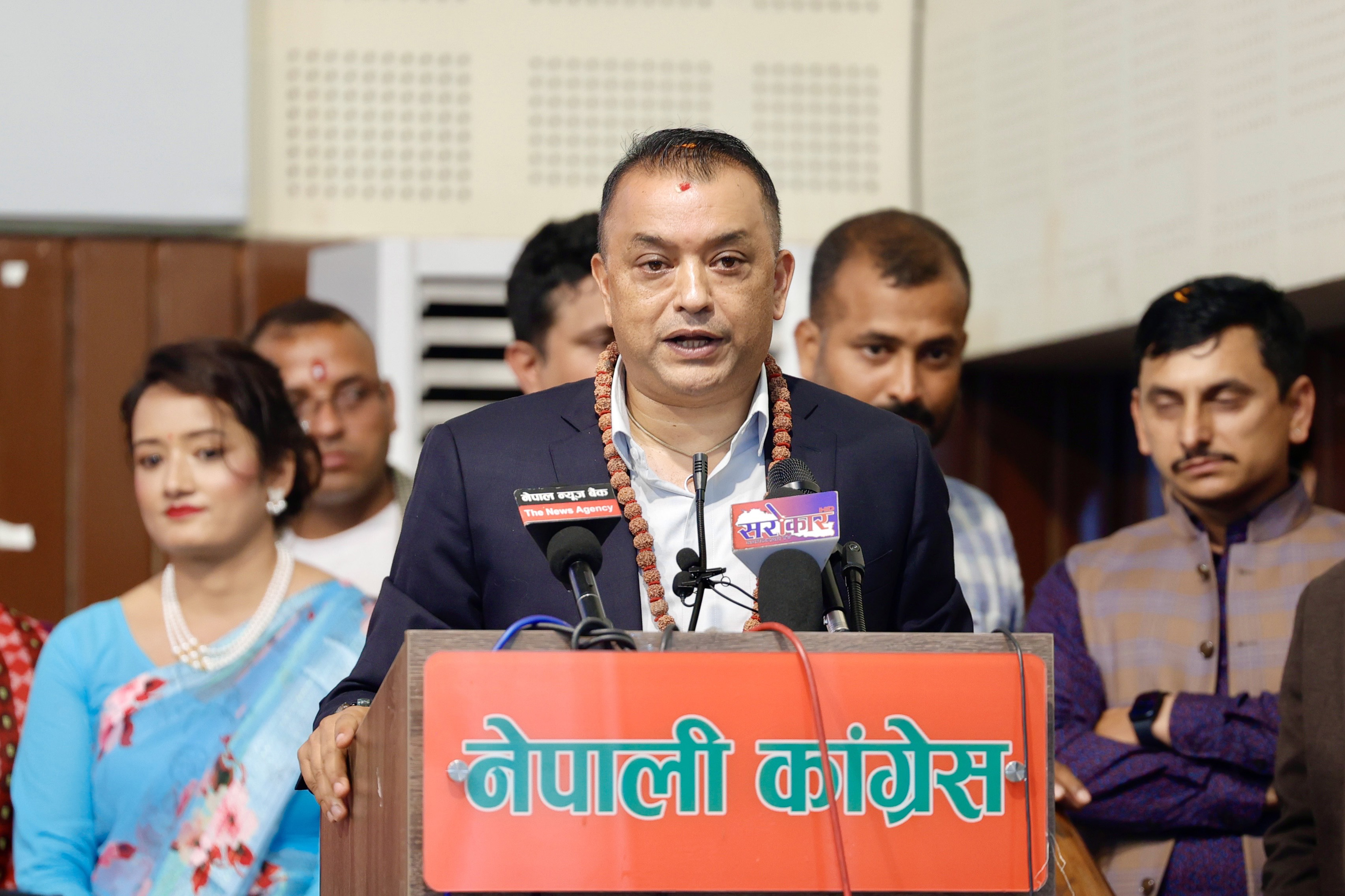 पुस्तकालय बनाउन ६० लाख दिन्छु भन्ने गगन थापाका साथी हराएपछि...