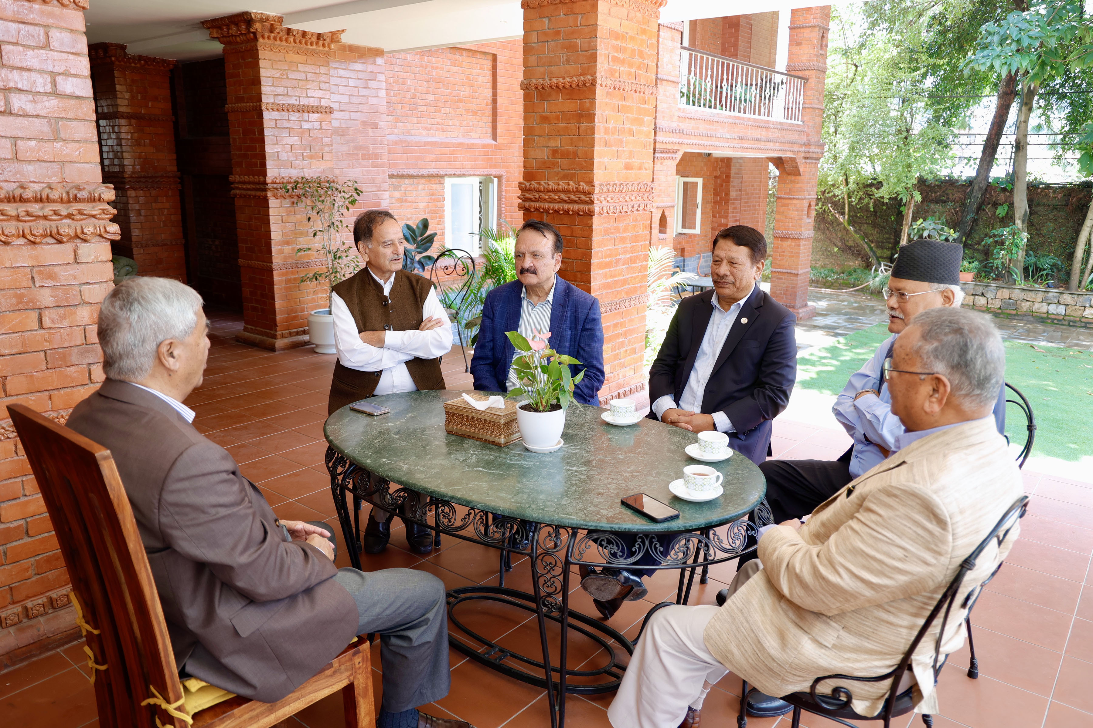कांग्रेसका पाँच पदाधिकारी देउवा निवासमा, एमालेसँगको सहमतिबारे छलफल