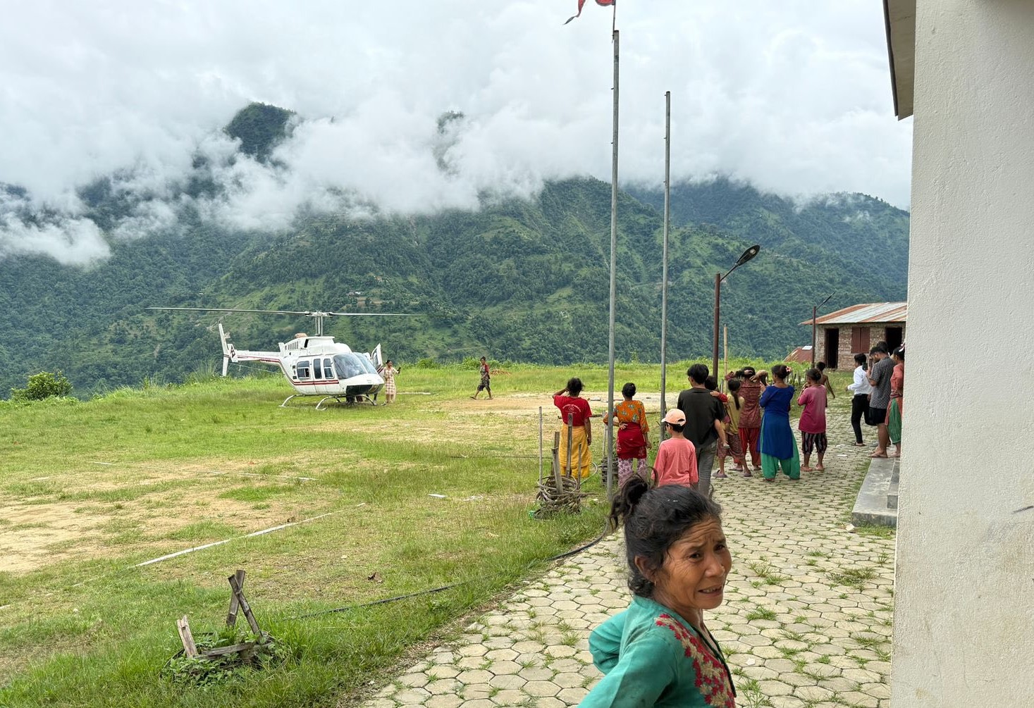 काभ्रेमा हेलिकप्टरबाट गर्भवतीको उद्धार, जोगियो आमा र शिशुको ज्यान