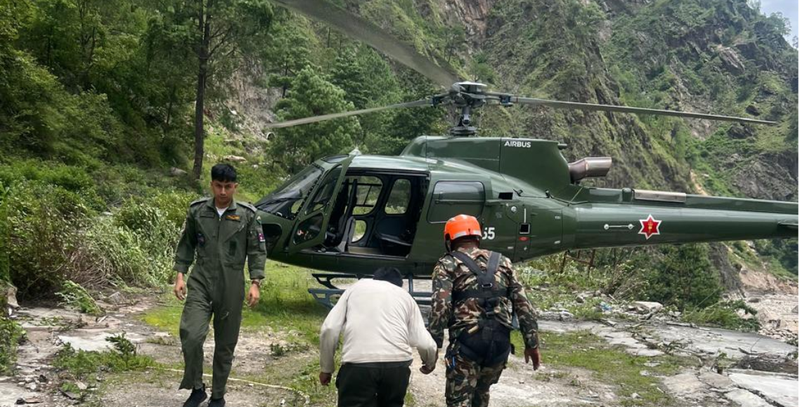 बाढीपीडितको उद्दार गर्न गएको सेनाको हेलिकोप्टर चिनियाँ भूमिमा ल्याण्ड