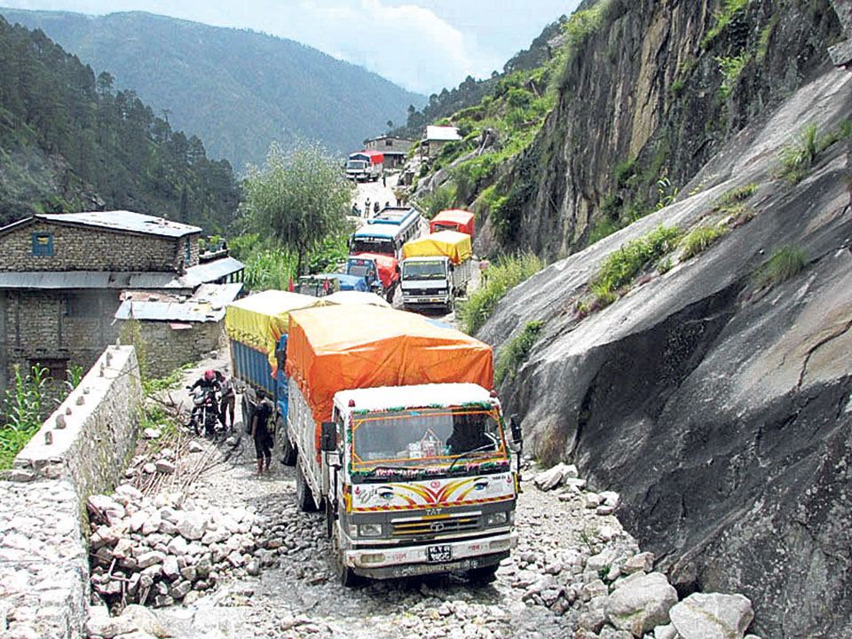कर्णाली राजमार्गमा ठूला सवारीसाधन सञ्चालनमा रोक