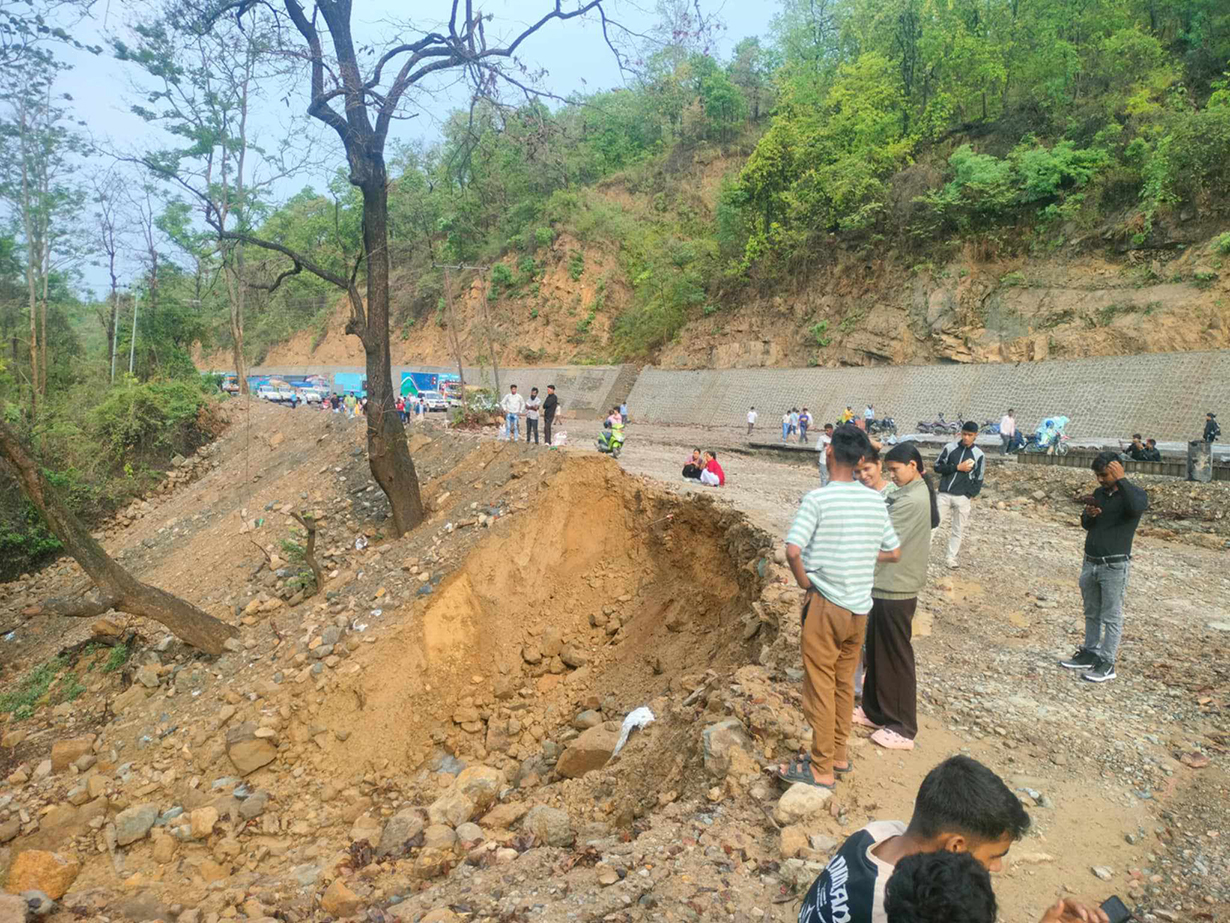 नवलपरासीको बर्दघाटमा सडक भत्किएपछि पूर्वपश्चिम राजमार्ग अवरुद्ध