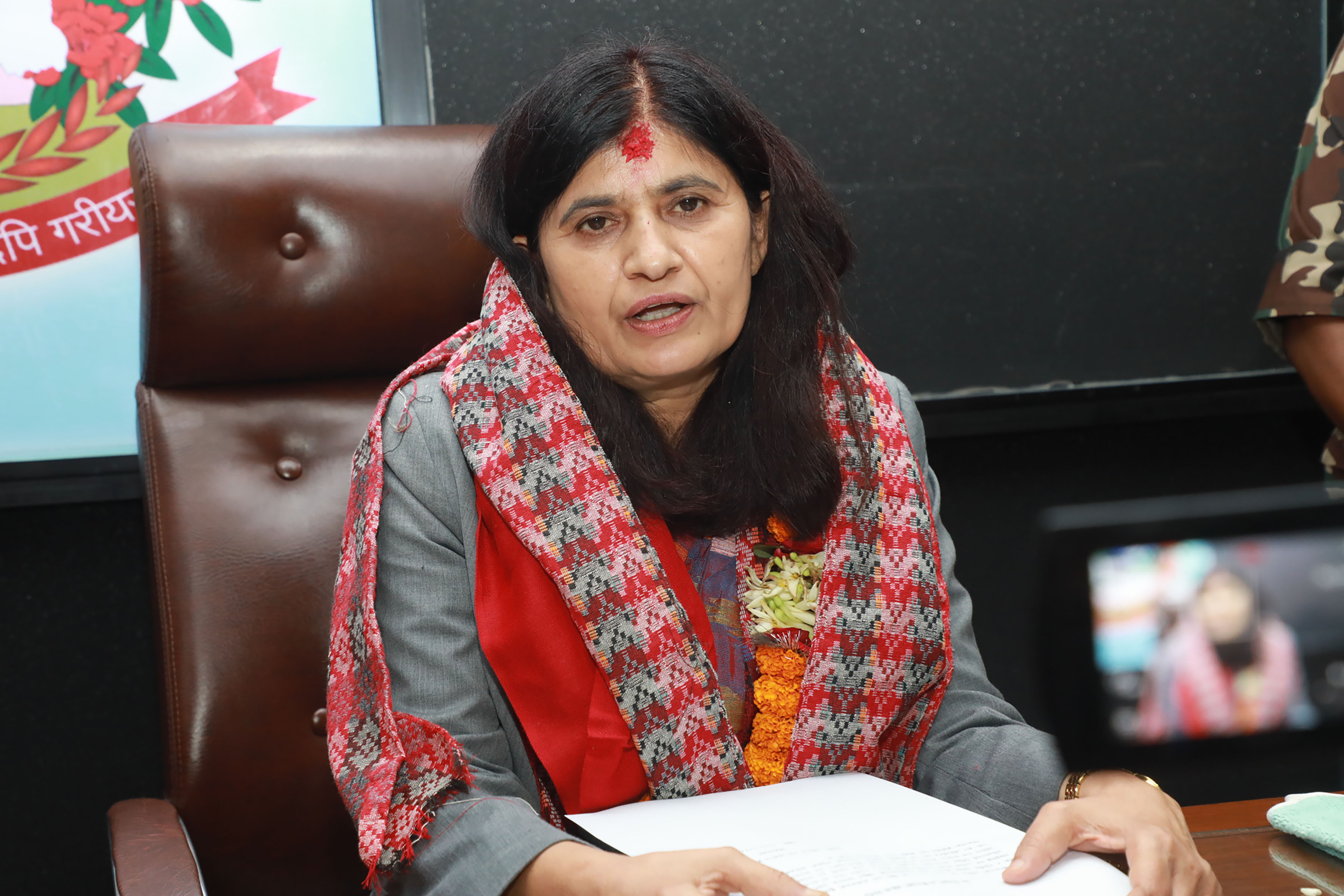 पदभार ग्रहण गर्दै मन्त्री न्यौपानेले भनिन्– ‘प्रशासनिक सङ्घीयता सुदृढ बनाउँछु’