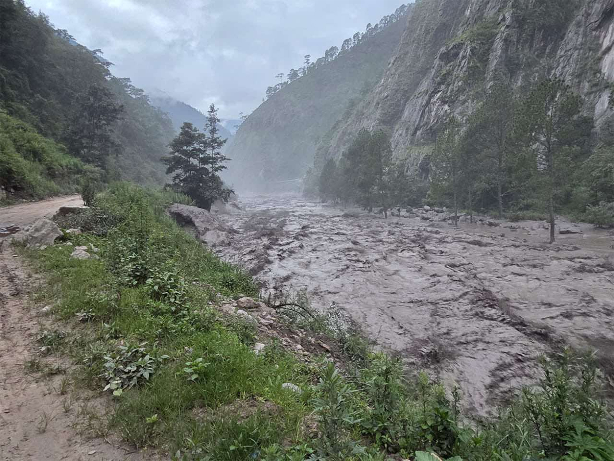 अपडेट: बाढीमा फसेका ९ जनाको सकुशल उद्धार, १५ जना सम्पर्कविहीन