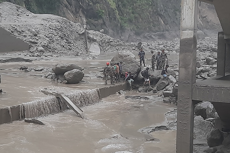रसुवा बाढीबाट मृ*त्यु हुनेकाे संख्या ११ पुग्यो, ८६२ जनाको उद्धार, १९ अझै बेपत्ता