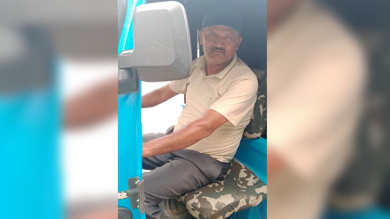 ‘एमविए’ गरेका अटो चालक द्वारिका भन्छन्– 'खानका लागि केही दुःख छैन'