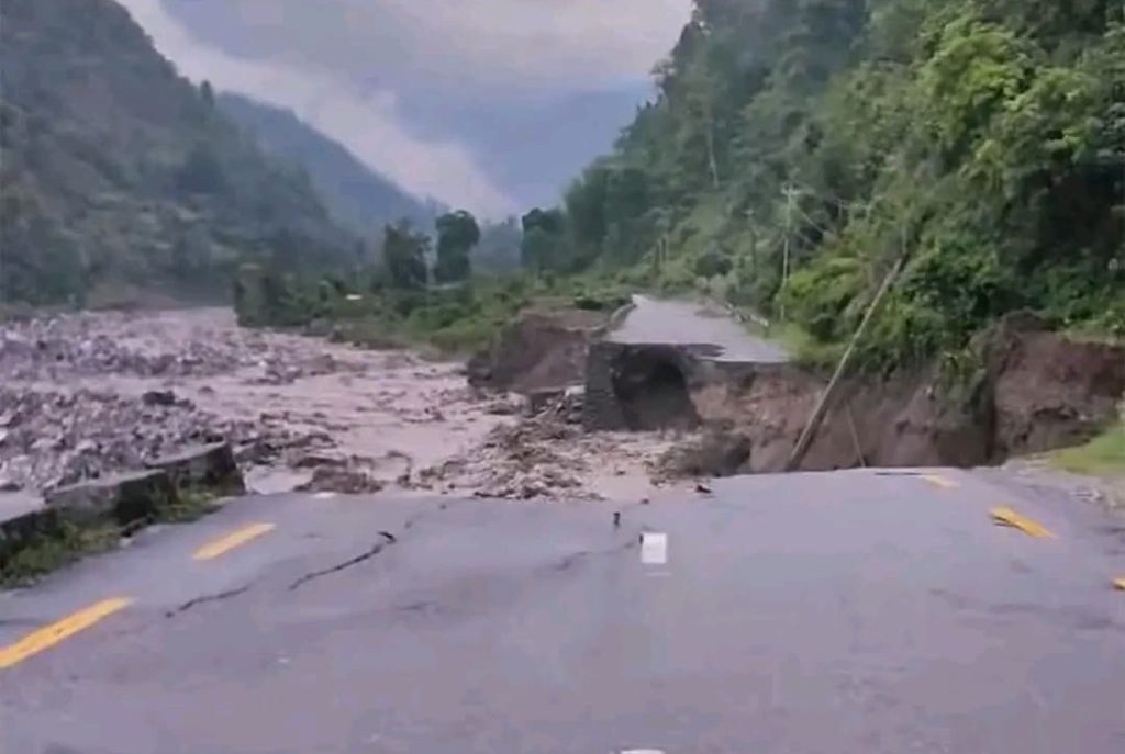 धनकुटामा लेउती खोलाले सडक बगाउँदा कोशी लोकमार्ग अवरुद्ध