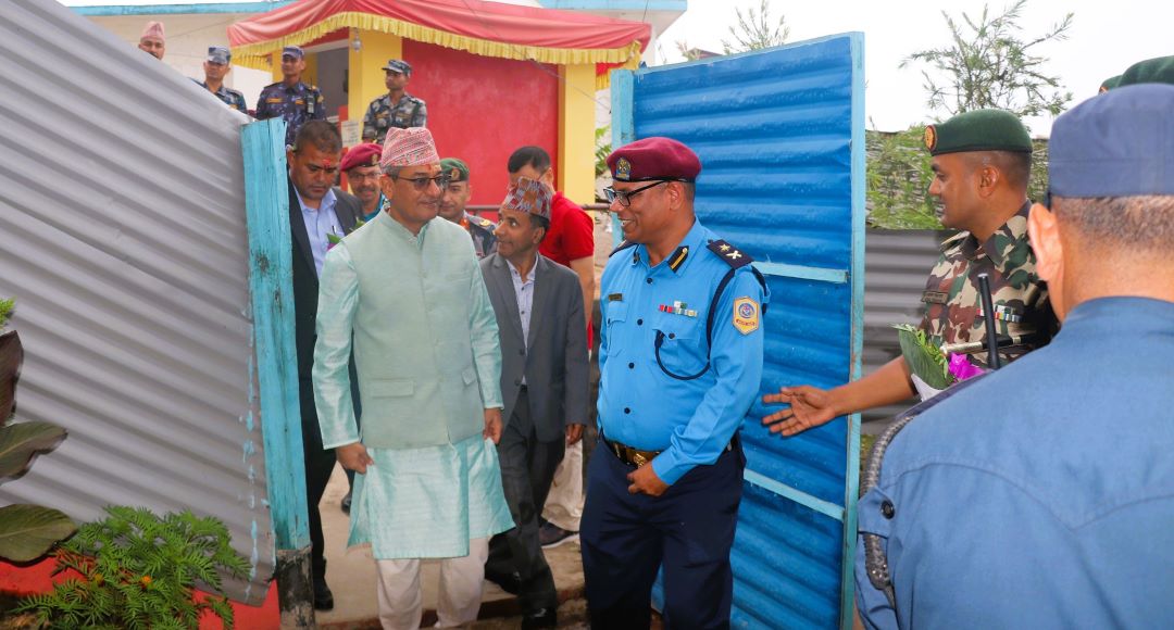 गृहमन्त्री लेखकद्वारा जिल्ला प्रहरी कार्यालय बैतडीको निरीक्षण