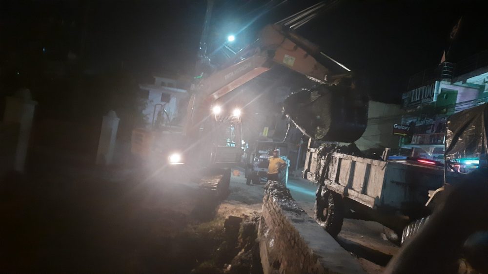 दिनमा मात्र नभएर रातको समयमा पनि नाली सफाइ गर्दै वीरगञ्ज महानगर