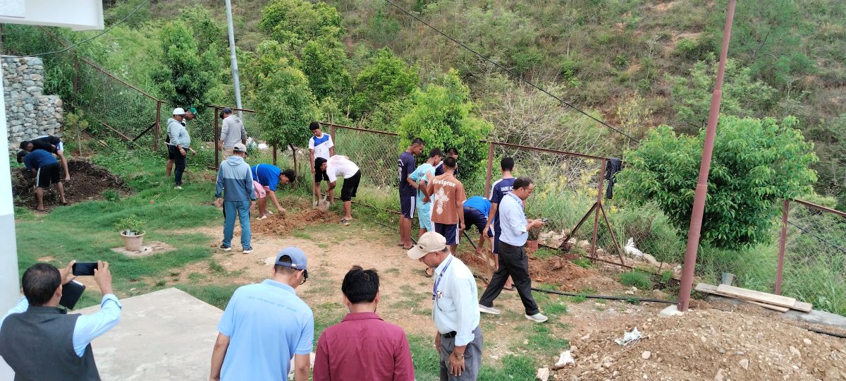 राज्यको भर नपरी विद्यालयको आम्दानी बढाउन बुद्धचित्तको बिरुवा लगाइँदै