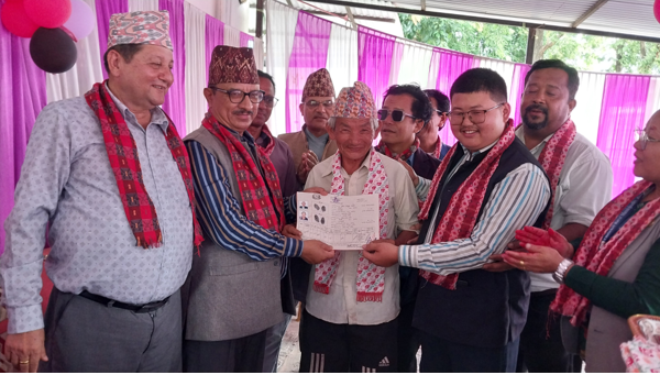 चुलाचुली गाउँपालिकाका ३१ जनालाई जग्गाधनी पुर्जा वितरण