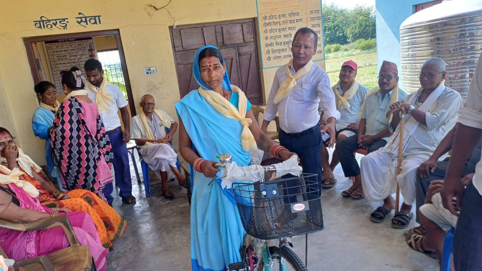 वडा कार्यालयद्वारा महिला स्वास्थ्य स्वयंसेविकालाई साइकल वितरण