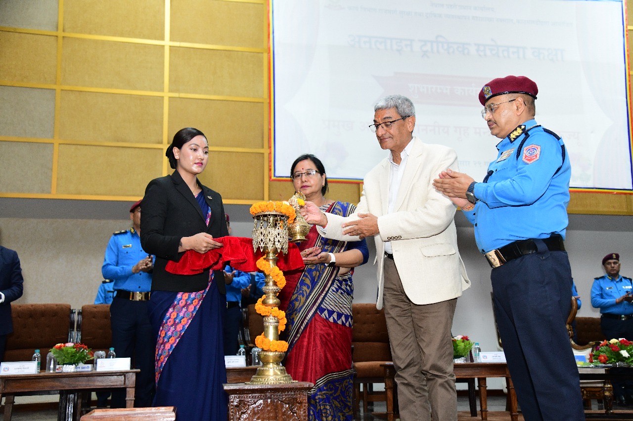 गृहमन्त्री लेखकद्वारा ट्राफिक सचेतना कक्षा शुभारम्भ
