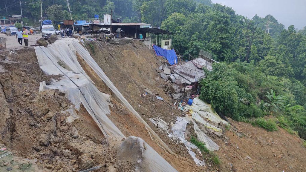 दाउन्नेमा पहिरोले सडक बगाउँदा पूर्वपश्चिम राजमार्ग अवरुद्ध