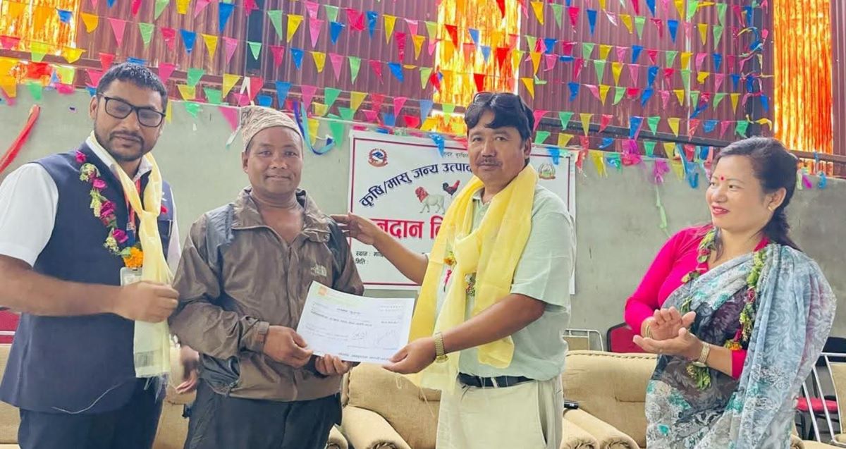 धार्चे गाउँपालिकाले दियो पशुपालक किसानलाई नगद अनुदान