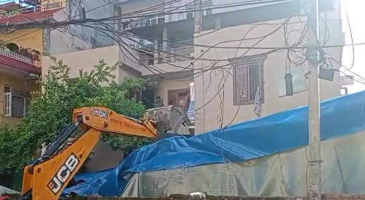 बुद्धनगरको ‘कडक चिया क्याफे’मा काठमाडौं महानगरले चलायो डोजर