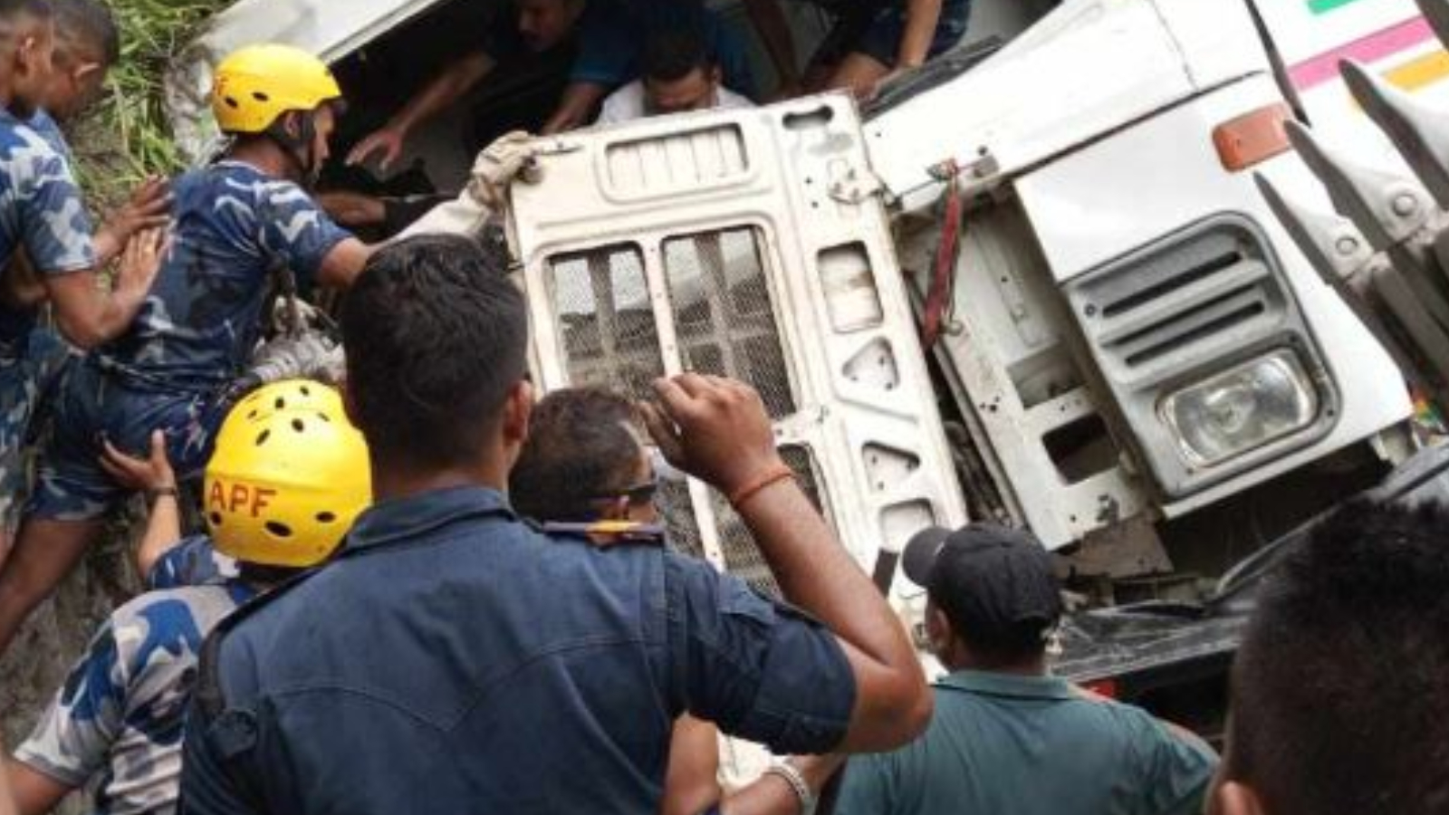 चितवनको गाइघाटमा टिपर दुर्घटना, चालकको सकुशल उद्धार
