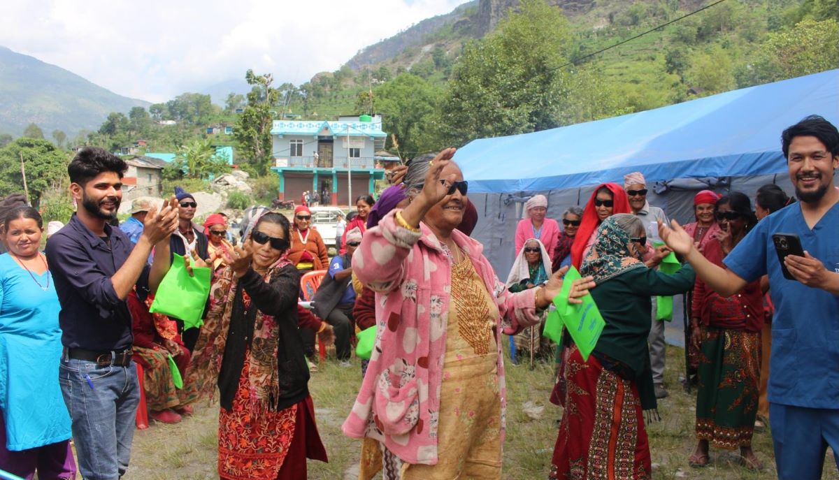 पालिकाको समन्वयमा गाउँमै मोतियाबिन्दुको उपचार, नाचगान गरेर मनाए खुसीयाली