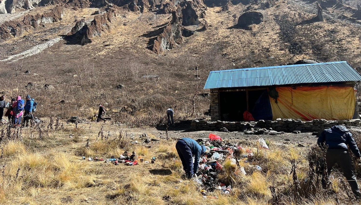 मनाङको थोराङ्ला पास क्षत्रको सरसफाइ, ६५ बोरा फोहर संकलन