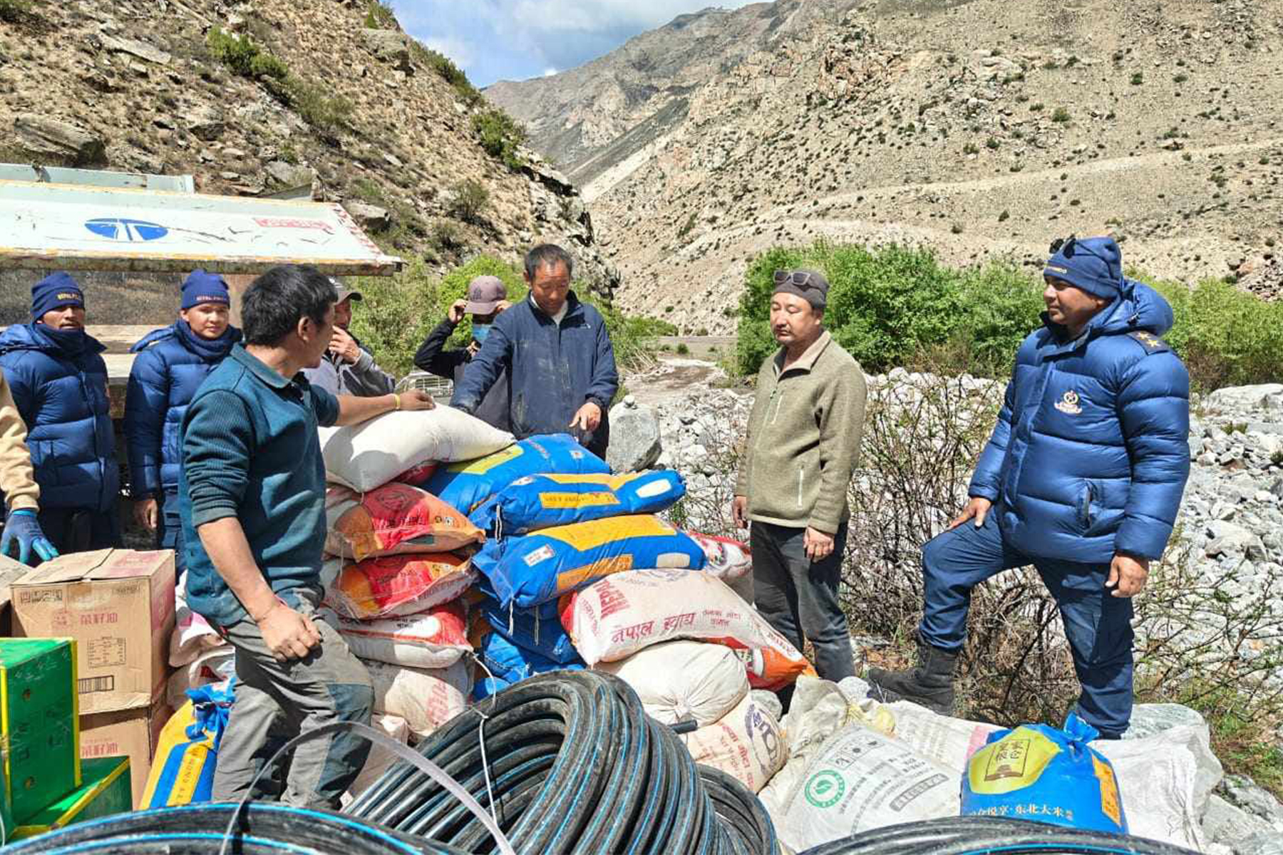 बाढीले क्षतिग्रस्त हुम्लाको नाम्खामा पुग्यो प्रहरीको उद्धार टोली