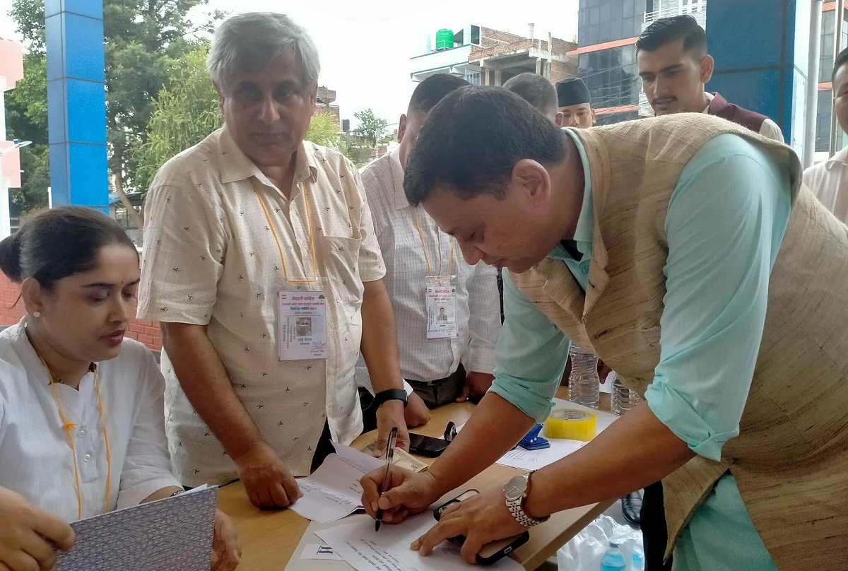 संसदीय दलको नेताका लागि बानियाँले गरे मनोनयन दर्ता