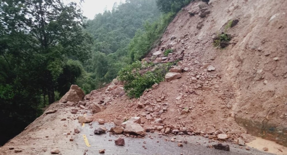 बागलुङको दब्ल्याङमा पहिरो खस्दा कालीगण्डकी कोरिडोर अवरुद्ध