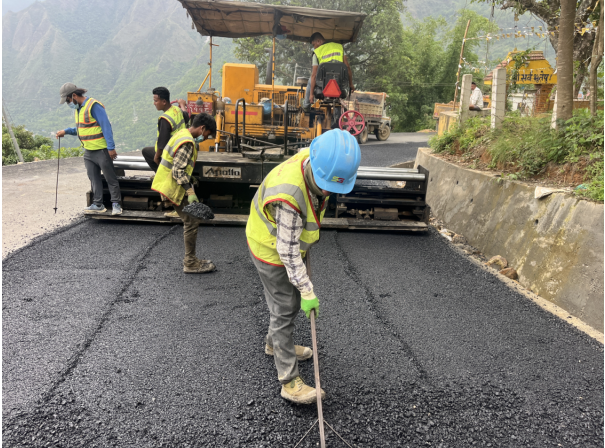 रिडी–तम्घास सडक कालोपत्र गरिँदै