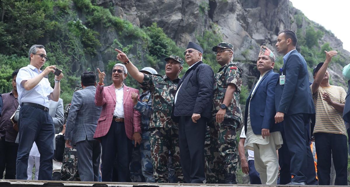 प्रधानमन्त्री ओलीले गरे रसुुवाको बाढी प्रभावित क्षेत्रको अवलोकन