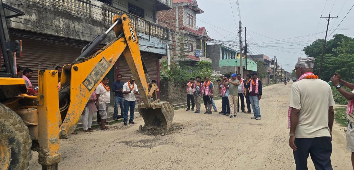 धार्मिक पर्यटकीयस्थल राजदेवी मन्दिर जाने सडक स्तरोन्नति गर्दै लहान नगरपालिका