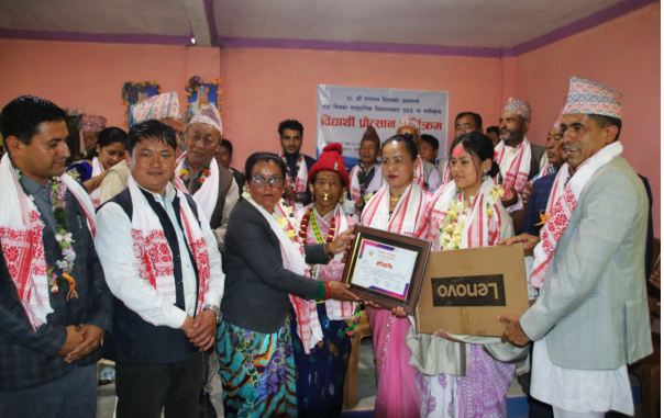 एसईईमा उत्कृष्ट अंक ल्याउने विद्यार्थीलाई वडा कार्यालयबाट ल्यापटप उपहार