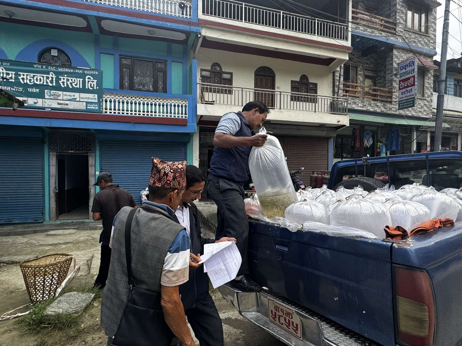 पर्वतका ७ वटै पालिकामा कृषकलाई निःशुल्क माछाका भुरा वितरण, पोखरी बनाउन अनुदान