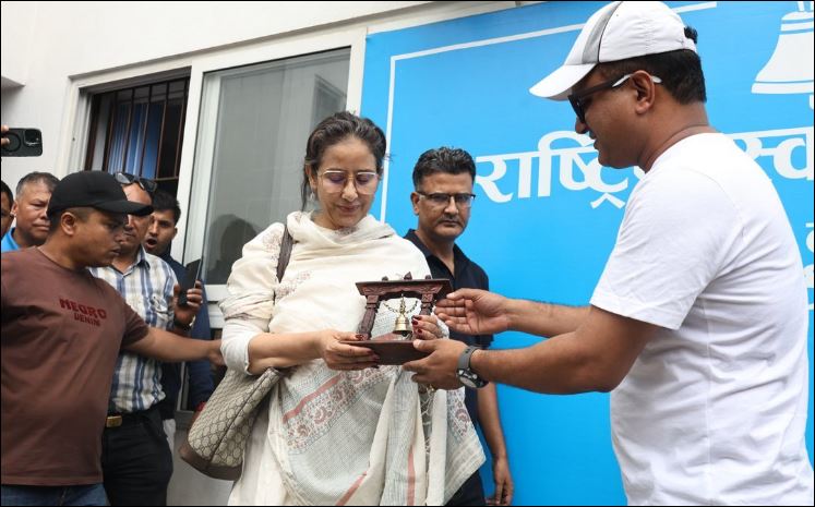 अभिनेत्री कोइरालाले गरिन् रवि लामिछानेको न्यायका लागि हस्ताक्षर
