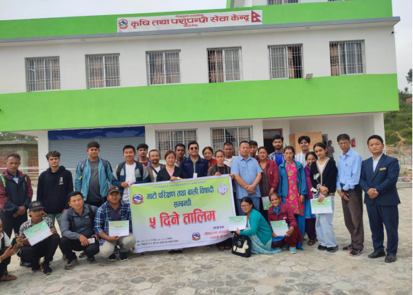 किसानलाई माटो परीक्षण गर्न सिकाउँदै पौवादुङमा गाउँपालिका