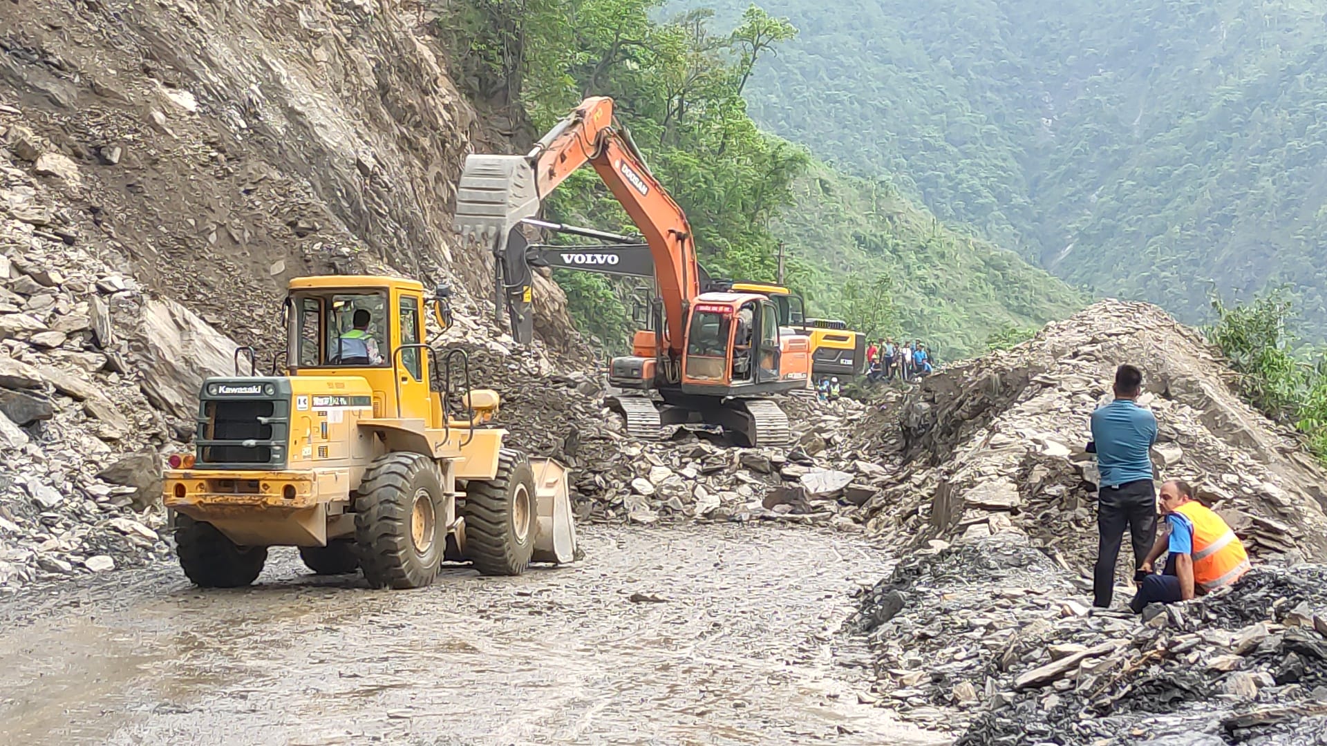 कर्णाली राजमार्ग अवरुद्ध हुन नदिन ठाउँठाउँमा डोजर तैनाथ