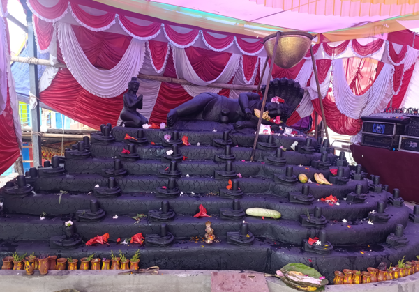 एउटै ढुङ्गामा १०८ शिवलिङ्ग र नागसहितको मूर्ति