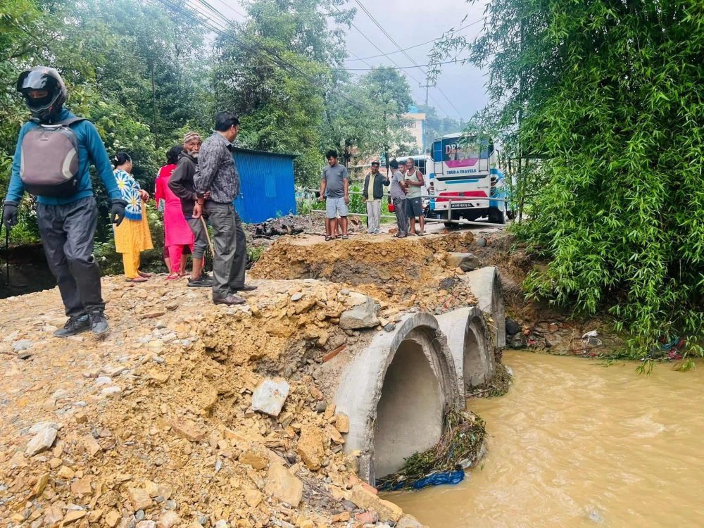 आइतबारबाट सञ्चालनमा आएको बनेपा–नाला–भक्तपुर सडक फेरि अवरुद्ध