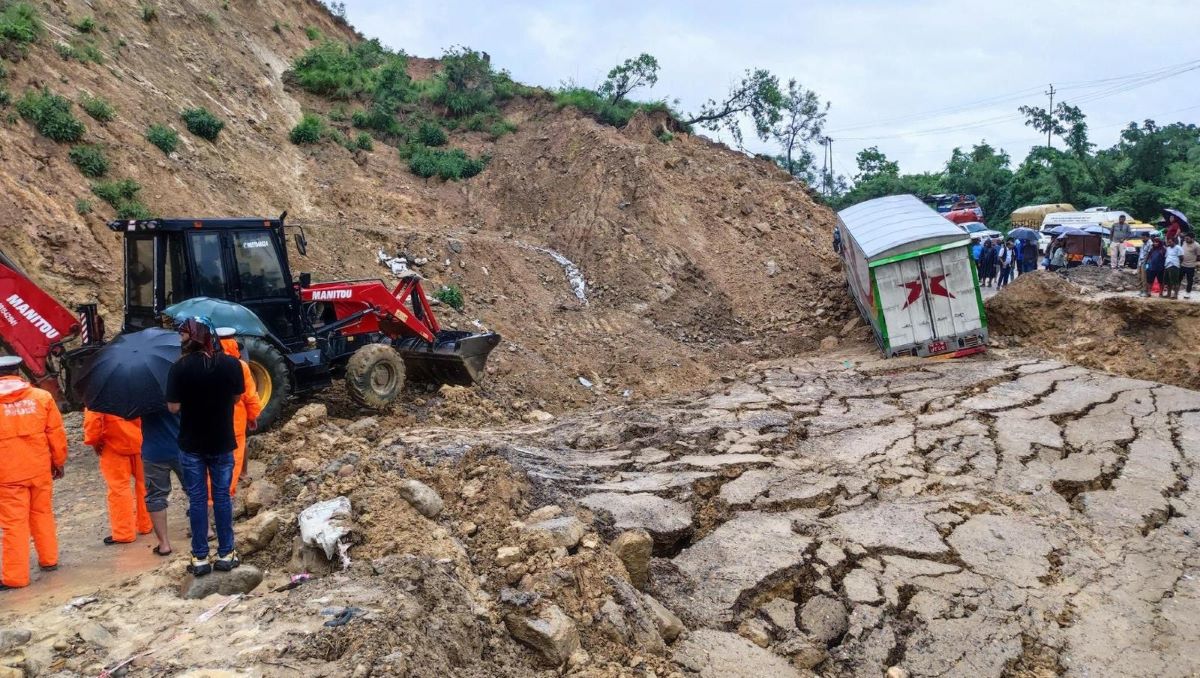 बाढीपहिरोले प्रमुख १० राजमार्ग पूर्ण रूपमा अवरुद्ध