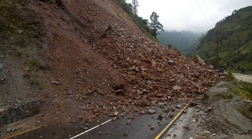पहिरोले बिपी राजमार्गको ३ स्थानमा यातायात अवरुद्ध