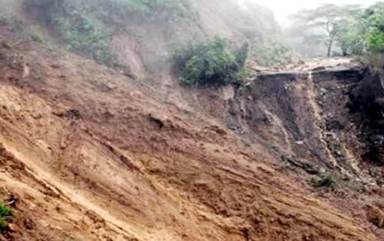 पहिरोका कारण सङ्खुवासभामा फुनुर्बु शेर्पाको घर पूर्णरूपमा क्षतिग्रस्त