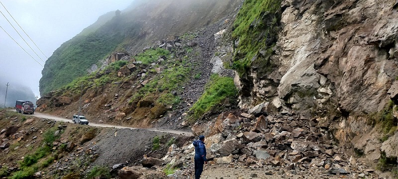 बेनी–जोमसोम सडक अवरुद्ध, मुस्ताङको यातायात ठप्प