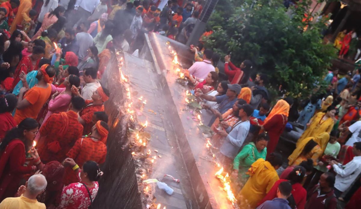 आज साउनको दोस्रो सोमबार, पशुपतिनाथमा भक्तजनको भीड (तस्बिरहरू)