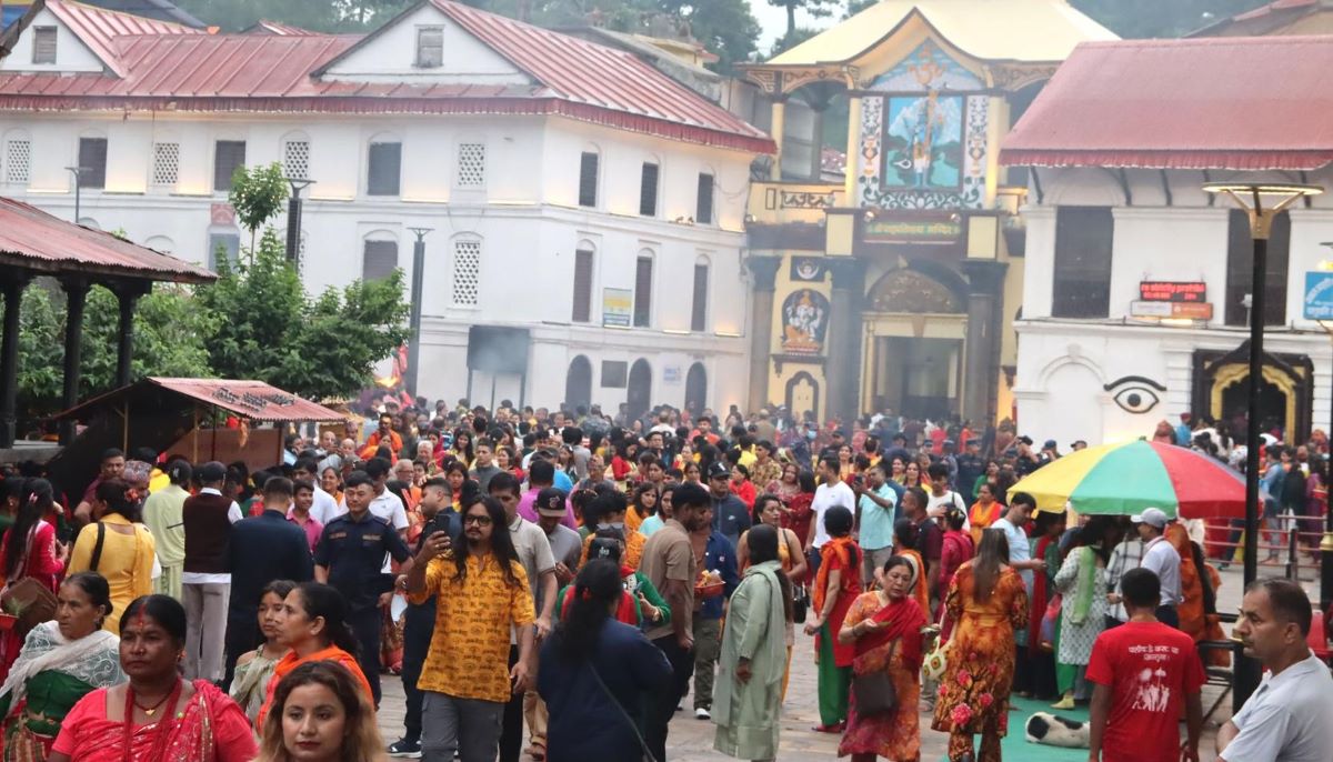 आज साउनको पहिलो सोमबार, पशुपतिनाथमा दर्शनार्थीको भीड (तस्बिरहरू)
