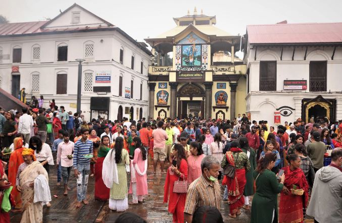 साउन सुरु भएसँगै पशुपतिनाथसहित शिवालयहरूमा भक्तजनको भीड