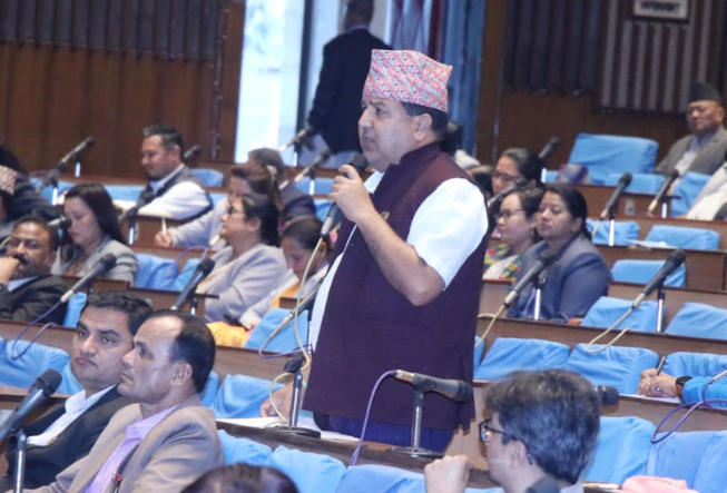 सांसद शर्माले भने–चिकित्सकको शल्यक्रिया बारे मन्त्रालयका ‘नन-मेडिकल’ मान्छेले निर्णय गर्नु लजास्पद विषय हो