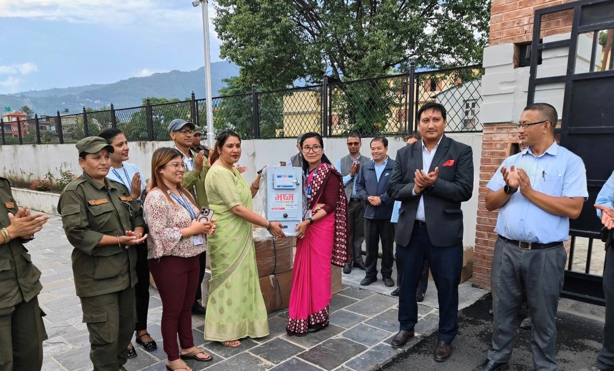 तारकेश्वर नगरपालिकाले १५ वटा विद्यालयलाई दियो सेनेटरी प्याड डिस्पोजल मेसिन
