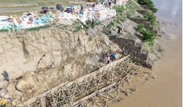 राप्ती नदीको जोखिमबाट बस्ती जोगाउन आपतकालीन तटबन्ध निर्माण